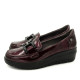 Mocasín Mysoft de mujer burdeos de charol con eslabón decorativo y cuña - Querol online