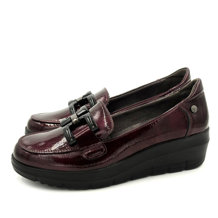 Mocasín Mysoft de mujer burdeos de charol con eslabón decorativo y cuña - Querol online