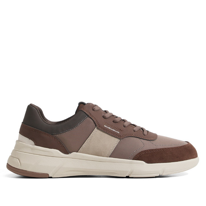 Zapatos sport Geox de hombre marrón oscuro con detalles beige y suela deportiva - Querol online