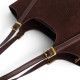 Bolso AMICHI tote marrón chocolate con acabado efecto ante y asas ajusta - Querol online