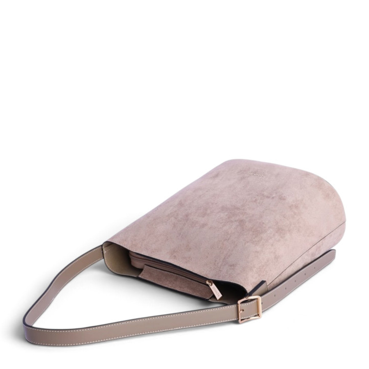 Bolso AMICHI de hombro Musa en color taupe con acabado de antelina y asa - Querol online