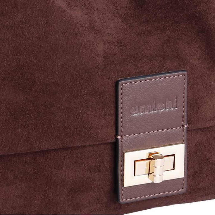 Bolso AMICHI de hombro marrón chocolate con acabado de antelina y solapa - Querol online