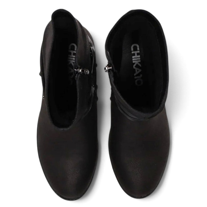Botines tacón Chika 10 negros con caña arrugada, hebillas decorativas y tacón ancho - Querol online