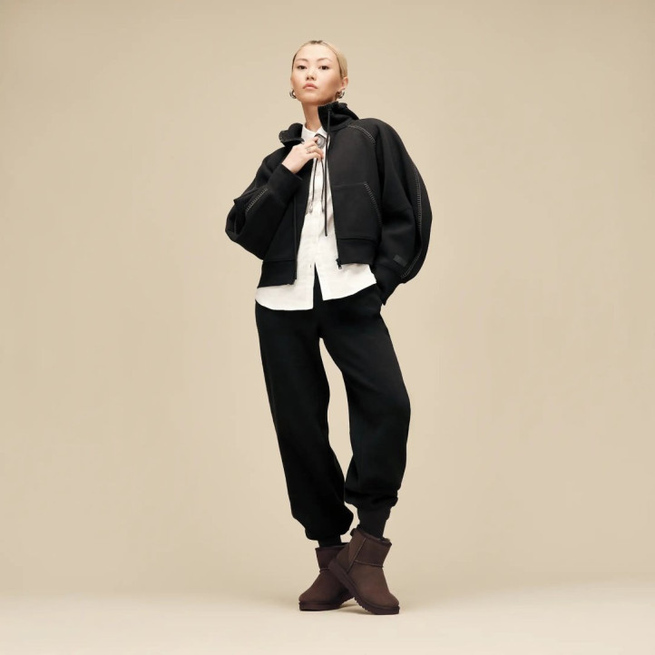 Botas australianas UGG Classic Mini II color dusted cocoa con piel de oveja - Querol online