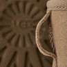 Botas australianas UGG Classic Mini II color sand con piel de oveja