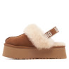 Zuecos UGG Funkette color chestnut con plataforma y pelo de oveja