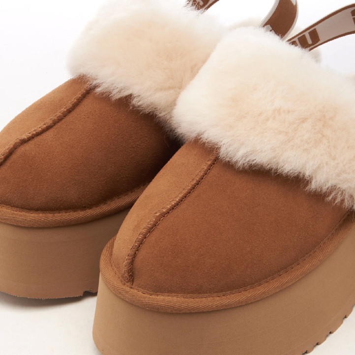 Esclops UGG Funkette color chestnut amb plataforma i pèl d'ovella - Querol online
