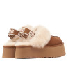 Zuecos UGG Funkette color chestnut con plataforma y pelo de oveja