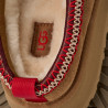 Esclops UGG Tazz II en color Chestnut amb plataforma i detall trenat vermell