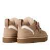 Zapatillas UGG Lowmel en color Sand con cordones anchos y detalles de ante