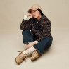Zapatillas UGG Lowmel en color Sand con cordones anchos y detalles de ante