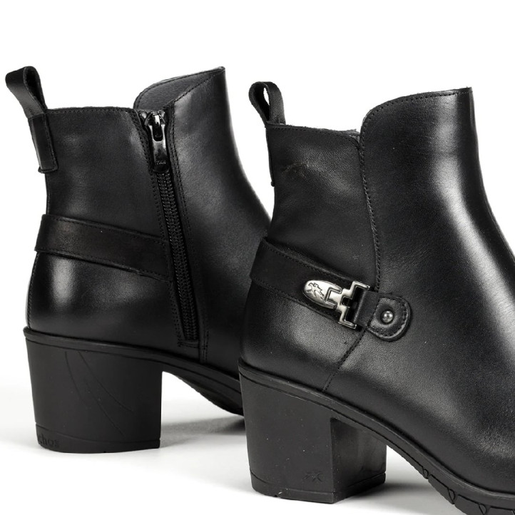Botines tacón Fluchos Nydia negros de piel con tacón y hebilla decorativa - Querol online