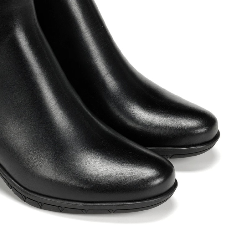 Botines tacón Fluchos Nydia negros de piel con tacón y hebilla decorativa - Querol online