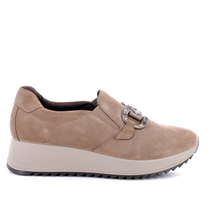 Zapatos planos Imac de mujer en color taupe con cuña deportiva y adorno metálico de pedrería - Querol online