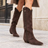 Botas Querol cowboy marrón chocolate de efecto ante con detalles trenzados